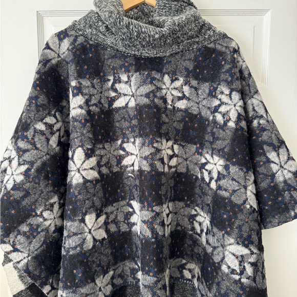 Anthropologie Wintertide Reversible Poncho One Size Plaid Floral - Picture 2 of 2